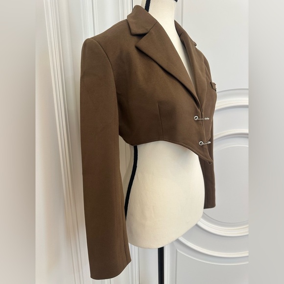 Chic Cropped Brown Blazer with Silver Safety Pin Accents (Size Small) - Picture 2 of 4